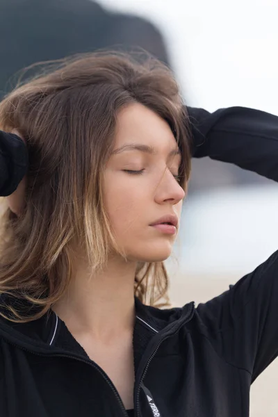 Portret van een aantrekkelijke vrouw met gesloten ogen — Stockfoto