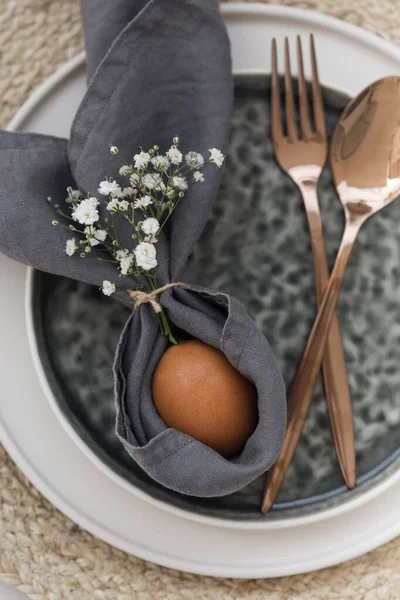 Oster-Tischdekoration mit Leinen-Serviette und Keramikgeschirr — Stockfoto