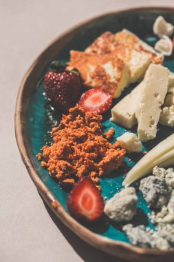 Akdeniz peyniri tabağı, kızarmış haloumi ve küflenmiş peynir.