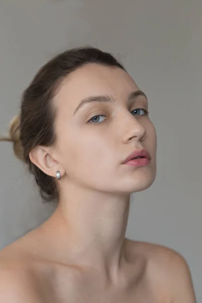 Portrait de beauté de jeune femme à la peau éclatante — Photo