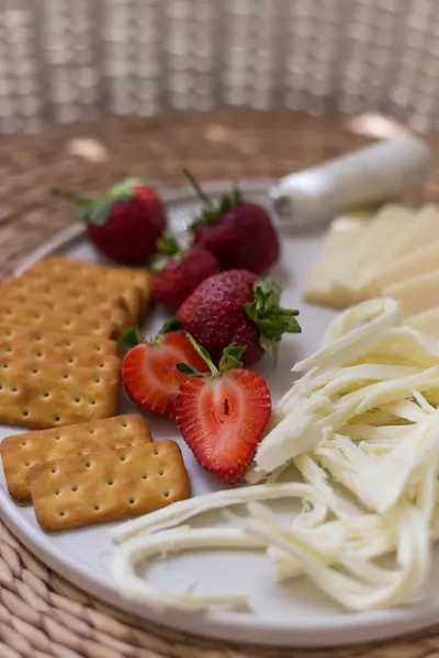 Colorful summer food. Cheese platter with strawberries and crack — Stock Photo, Image