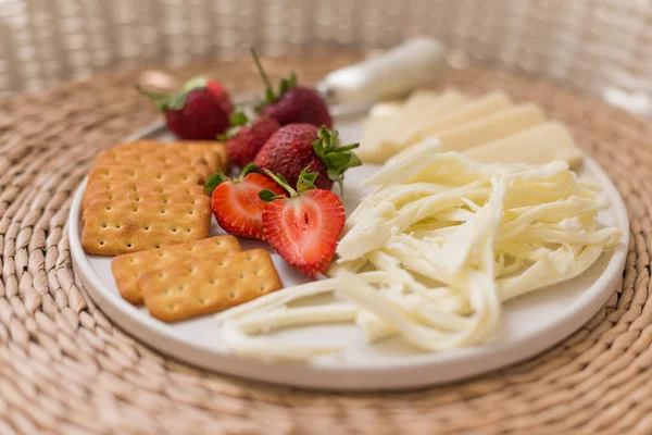 Colorful summer food. Cheese platter with strawberries and crack — Stock Photo, Image