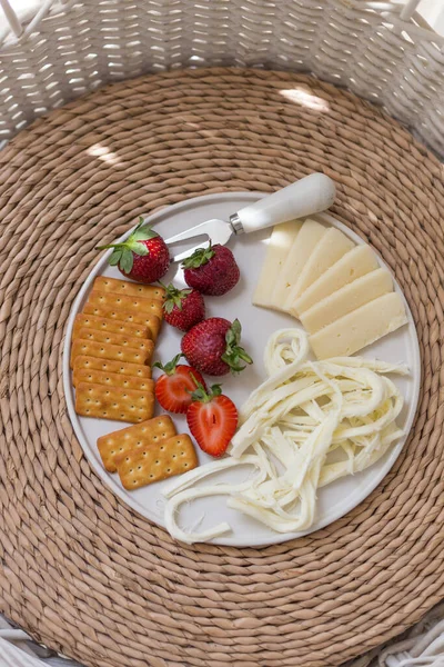 Colorful summer food. Cheese platter with strawberries and crack — Stock Photo, Image