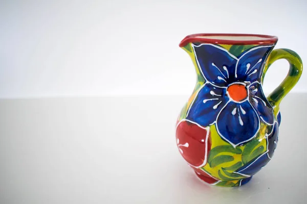 Una brocca di ceramica colorata — Foto Stock