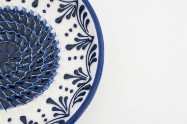 yarım bir seramik tabak kapat 