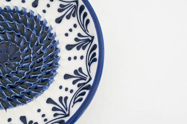 yarım bir seramik tabak kapat 