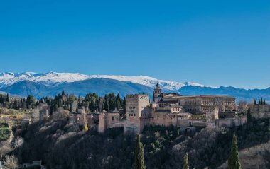 kar kaplı arka planda Sierra Nevada ile Granada, Ispanya Alhambra bir görünüm 