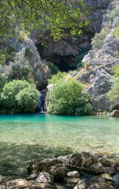 Ronda, İspanya yakınındaki bir mağara çıkan güzel bir kristal berraklığında havuz 