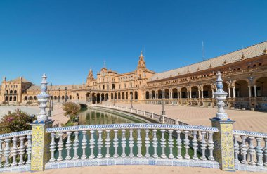 Plaza De Espana Seville, İspanya önünde köprü üstüne güzel bir manzara