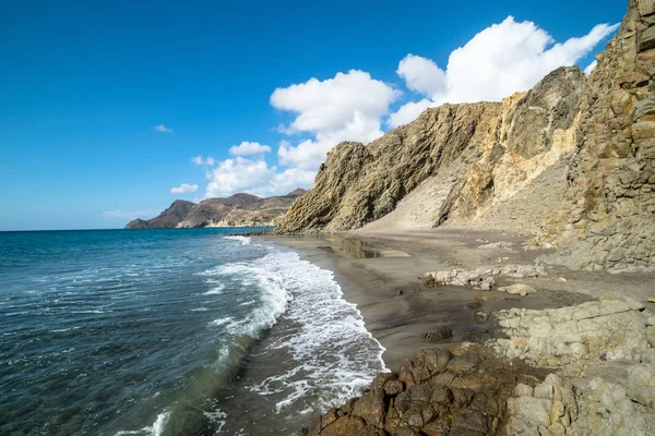 güzel bir plaj cliff rezalet Almeria, İspanya 