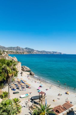 İspanya 'nın Nerja plajlarından birine bakan El Balcon de Europa' dan bir yaz sahnesi. 
