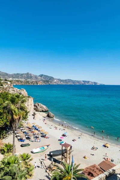 İspanya 'nın Nerja plajlarından birine bakan El Balcon de Europa' dan bir yaz sahnesi. 