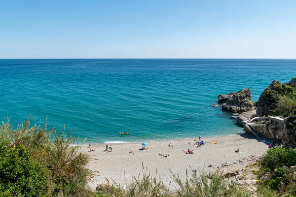 İspanya 'nın Endülüs kentindeki pek çok gizli sahil şeridinden birinde sakin bir tatil sahnesi.
