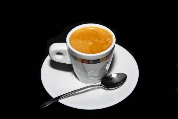 一杯新研磨的双层浓缩咖啡 旁边有盘子和勺子 — 图库照片