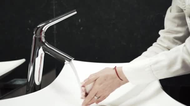 Vrouw wassen handen covid-19 wit wastafel zwart badkamer — Stockvideo