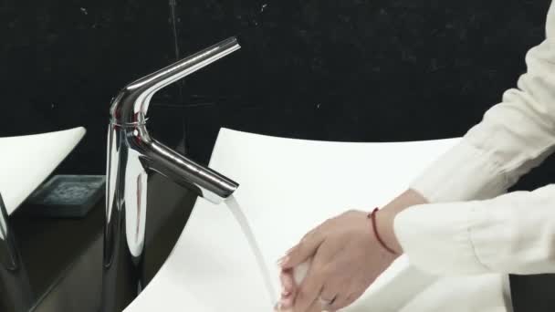 Женщина стирает руки covid-19 белая раковина черная ванная комната — стоковое видео