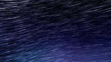 Yıldızların izleri zaman ayarlı gece gökyüzü arka plan mavi menekşe doğa karanlık galaksi uzayı