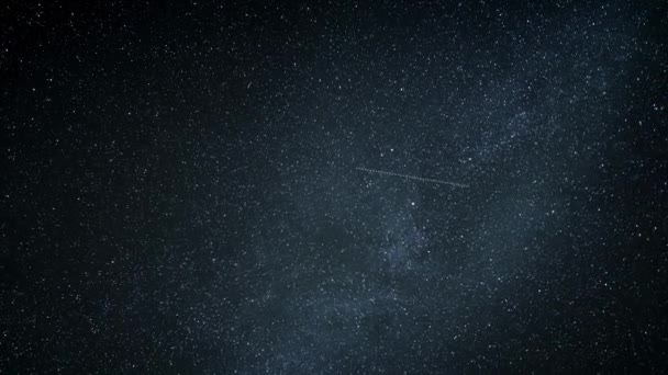 Зірки таймлапс нічне небо фон блакитна природа темна галактика простір — стокове відео