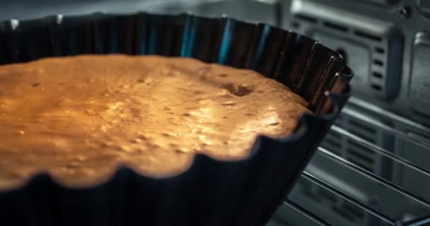 自家製の甘いケーキの準備,オーブン電子レンジでタイムラプス — ストック動画