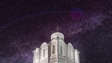Gece yıldızları Samanyolu 'nu zaman aşımına uğrattı. Eski bir kilise olan Dmitrievsky Katedrali.