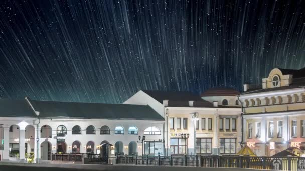 Estrellas nocturnas timelapse Vía Láctea, viejo centro europeo de la ciudad — Vídeo de stock