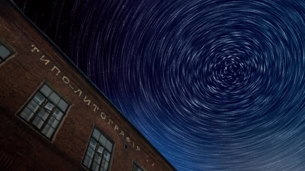 Estrellas nocturnas timelapse con senderos de círculo largo, tipografía vieja de ladrillo rojo — Vídeo de stock