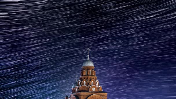 Estrellas nocturnas camino timelapse, catedral de la iglesia roja en la ciudad vieja — Vídeo de stock