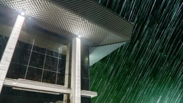 夜幕降临漫漫星光小径，玻璃现代建筑 — 图库视频影像