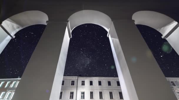 Estrellas nocturnas timelapse Vía Láctea, arcos blancos en la vieja ciudad europea — Vídeos de Stock