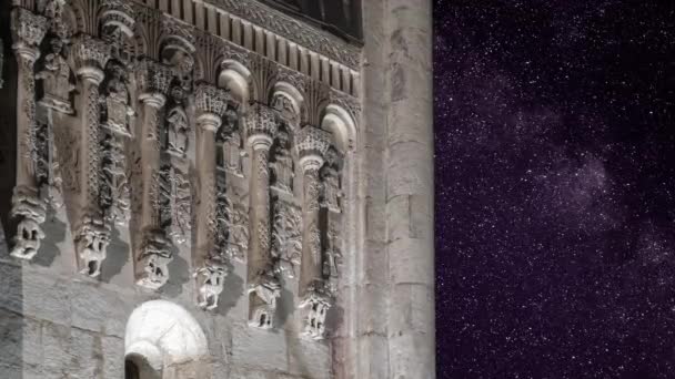 Gros plans étoiles de la nuit timelapse Voie lactée, pierre blanche vieille église cathédrale — Video