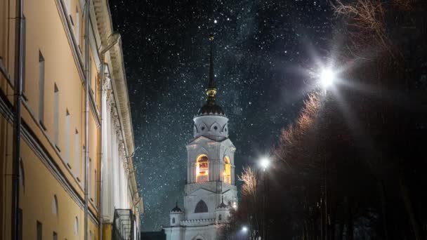 Gwiazdy nocne timelapse Droga Mleczna, biały kamień stary kościół katedra — Wideo stockowe