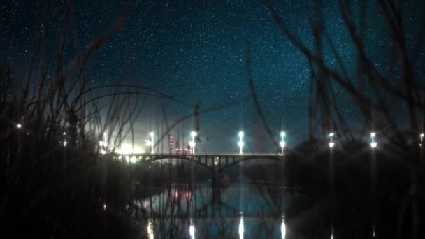Νύχτα timelapse αστέρια στην πόλη με γέφυρα και ποτάμι — Αρχείο Βίντεο
