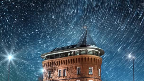 Nachtsterne spiralförmige Kreisbahn Zeitraffer, roter Backstein alten Wasserturm der Stadt — Stockvideo