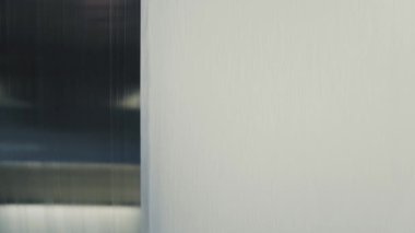 Linolyum teknolojisi üretimi. Muşambanın üzerindeki PVC katmanının uygulaması.