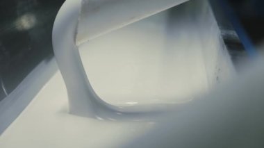 Linolyum teknolojisi üretimi. Muşambanın üzerindeki PVC katmanının uygulaması.