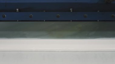 Linolyum teknolojisi üretimi. Muşambanın üzerindeki PVC katmanının uygulaması.
