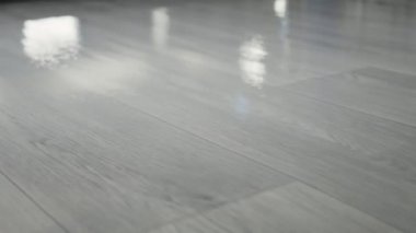 Linolyum teknolojisi üretimi. Muşambanın üzerindeki PVC katmanının uygulaması.