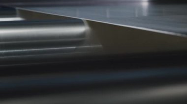 Linolyum teknolojisi üretimi. Muşambanın üzerindeki PVC katmanının uygulaması.