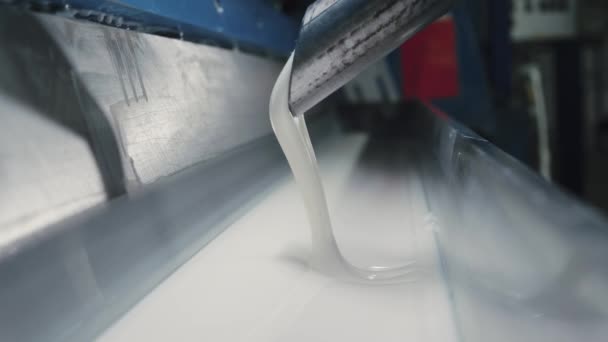 Linoleum technologie productie. Aanbrengen van PVC-laag op het linoleum. — Stockvideo