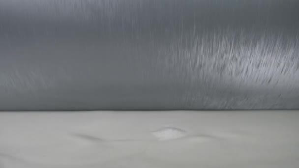 Production de technologie Linoléum. Application de la couche de PVC sur le linoléum . — Video