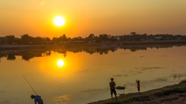 İnsanlar havuzda balık tutmak için dışarı çıkıyor..