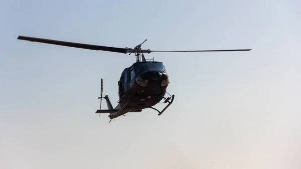 Vista frontal do helicóptero em voo . — Fotografia de Stock