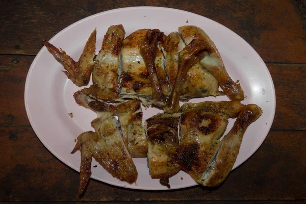 木製の皿に焼いた鶏肉 — ストック写真