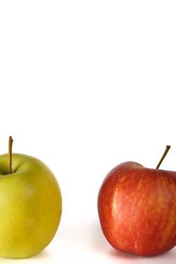 Beyaz bir arka plan üzerinde iki izole elma