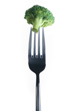 Çatal beyaz zemin üzerine taze brokoli