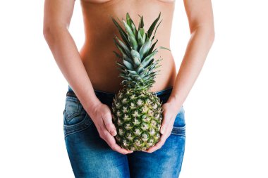 Kadın göbeği. Ananas holding kadın eller. Tüp Bebek, gebelik, diyet kavramı.