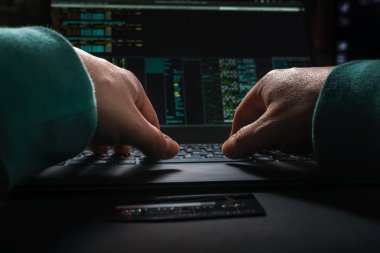 hacker eller, arabirimi ve çalıntı kredi kartı ile iş yerinde ilk kişi görünümü.