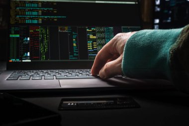 hacker eller, arabirimi ve çalıntı kredi kartı ile iş yerinde ilk kişi görünümü.