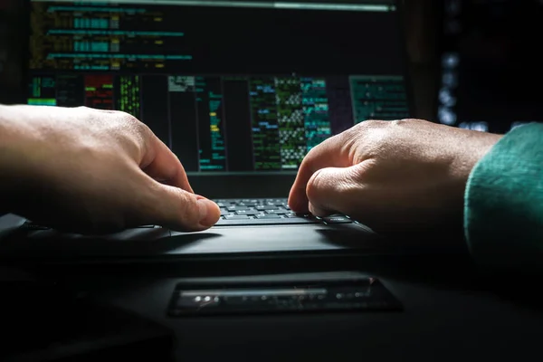 Mãos hacker, vista em primeira pessoa, no trabalho com interface e cartão de crédito roubado . — Fotografia de Stock