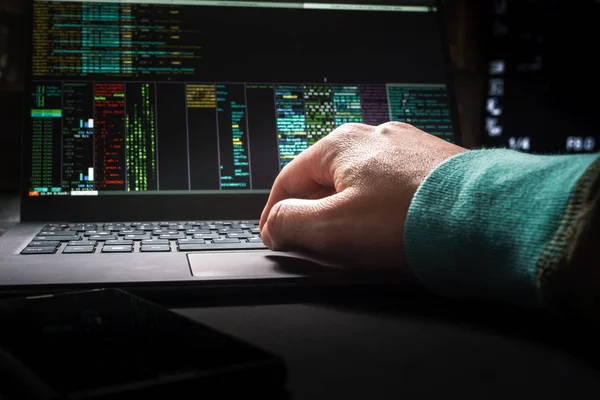 Hacker ruce, pohledu z první osoby, při práci s rozhraním. — Stock fotografie